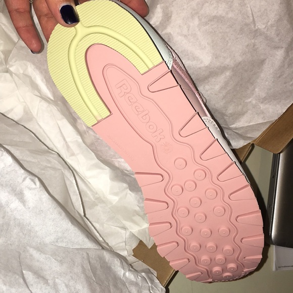 🛑Donated: Reebok classic- New - Picture 2 of 8